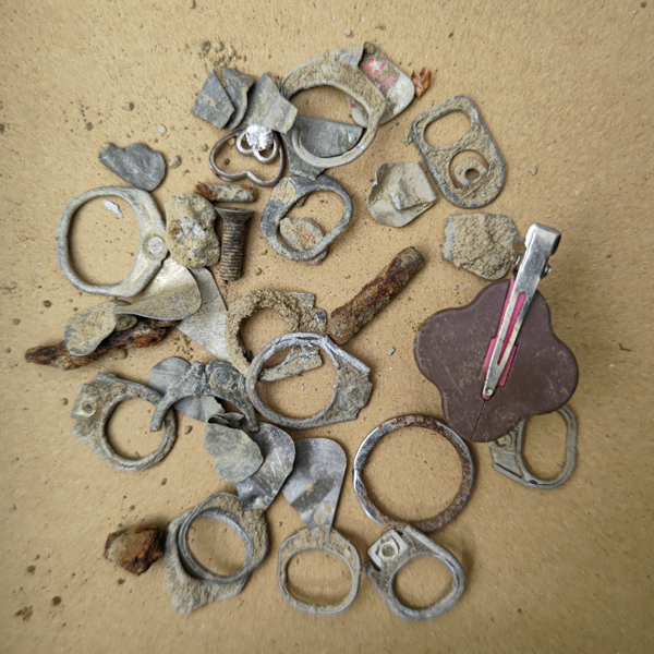 金属探知機で見つかったプルタブ